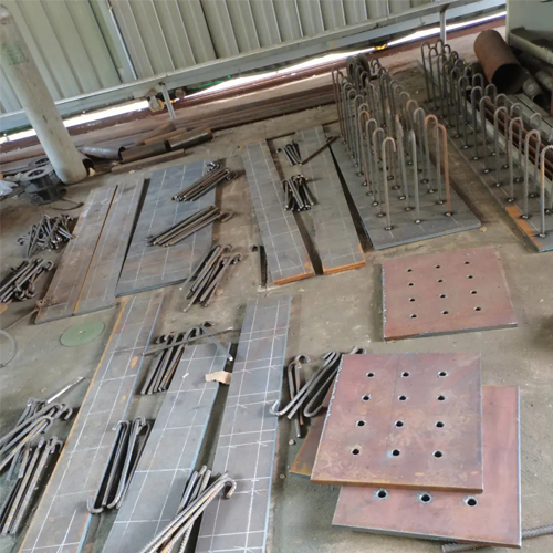 有哪些其他因素会影响海南藏族自治州预埋件位置的确定？